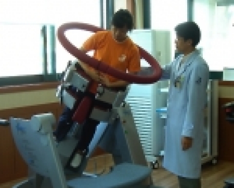 박진규병원에서 센타트를 이용해 척추 심부근육운동을 하고 있다