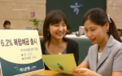 하나은행(은행장 김종열 http://www.hanabank.com)은 주가지수예금과 함께 양도성예금이나 정기예금에 가입할 경우  6%대 확정금리를 지급하는 복합예금을 29일부터 내