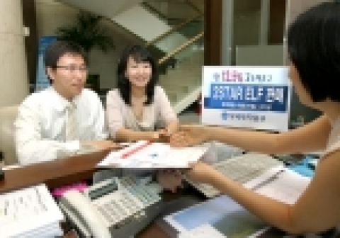 우리투자증권(사장: 朴鍾秀)은 조기상환형 주가연계펀드(ELF)인 「우리 2Star 파생상품 투자신탁 제KW-2호」를 8월 28일(월)부터 8월 31일(목)까지 우리은행과 공동판매한