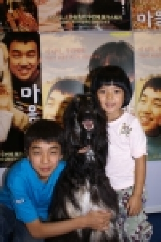 <마음이...>의 출연진 유승호 군과 김향기 양이 스누피와 함께있는 모습