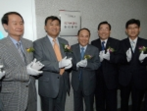 (좌부터) 섬유산업연합회 하명근 부회장, 산자부 정준석 무역투자정책본부장, KOTRA 홍기화 사장, 무역협회 고광석 전무이사, 기계산업진흥회 이정기 상무
