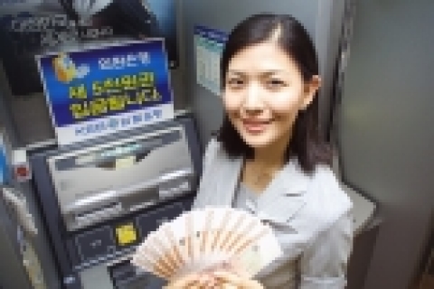 외환은행(銀行長 리처드 웨커 / www.keb.co.kr)은 고객서비스 제고를 위해 새 5천원권 등 새 은행권을 처리할 수 있는 신기종 ATM기를 전국 영업점에 조기 배치한다고 2