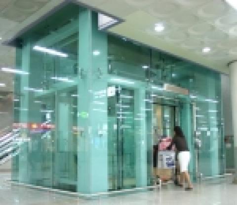 현대엘리베이터가 김포공항 청사내에 국내 최대 규모인 45인승 누드 엘리베이터를 설치했다고 30일 밝혔다.