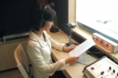 '한국 점자도서관 나눔회'와 '강서 점자도서관 나눔회'를 통해 낭독봉사를 실천해 온봄온 아나운서 아카데미에서 전문 방송인 교육을 받은 예비 아나