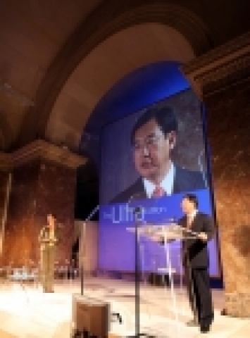 29일(현지시간) 프랑스 파리 루브르박물관내 말포맨전시실에서 열린 삼성전자 '울트라에디션 유럽 런칭행사'에서 김인수 구주총괄부사장이 3G 울트라에디션 판매전략을 