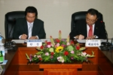 (왼쪽) 이상기 한국생명공학연구원장  (오른쪽) 황우성 서울제약 대표