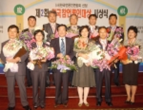 앞줄 왼쪽부터 이종학 KBS 보도총괄팀장, 홍은주 MBC 논설주간, 서 회장 오른쪽부터 문경란 중앙일보 논설위원, 김종호 문화일보 논설위원, 김현숙 동아일보 배인준 논설실장 대리수