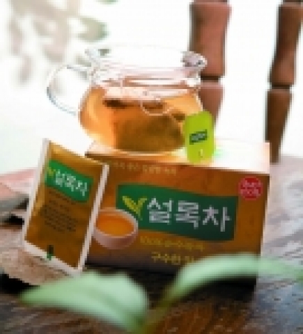 아모레퍼시픽(대표이사 徐慶培)은 100% 순수 녹차이면서도 떫지 않고 구수한 맛의 신개념 녹차 ‘설록차 구수한 맛’을 새로 선보인다.

