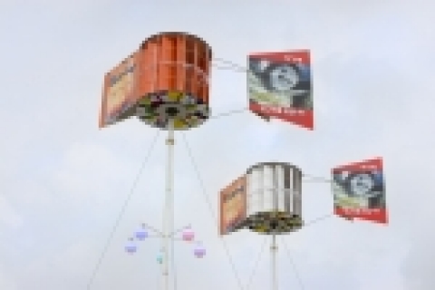 케이알이 최근 자체 상용화에 성공한 5㎾급 독립전원용 풍력발전기가 평택공장 내에 설치되어 전기를 생산, 가로등의 불을 밝히는 모습