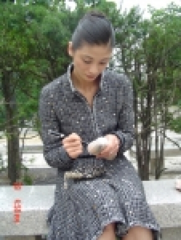경매에 올릴 발레슈즈에 사인하고 있는 강수진씨