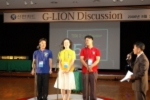 신한카드가 직원 대상 업무 지식 경진 대회인 ‘2006 G-Lion Discussion’을 개최했다. 우승팀인 'STOP'이 예선전에서 문제를 풀고 있다.