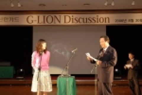 신한카드가 직원 대상 업무 지식 경진 대회인 ‘2006 G-Lion Discussion’을 개최했다. 신한카드 영업1본부장인 김성원 부사장이 직원에게 퀴즈를 내고 있다.