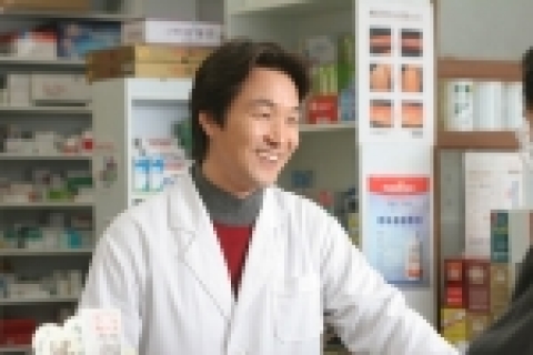 영화 <사랑할 때 이야기하는 것들>에서 약사로 나오는 한석규