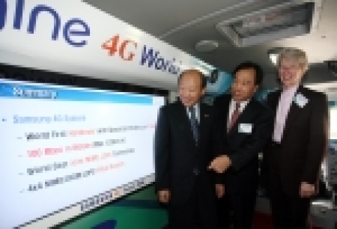 삼성전자가 31일 제주도에서 개막된 `삼성4G포럼 2006'에서 본격적으로 4G 시대를 이끌어갈 미래 기술을 선보였다. 노준형 정보통신부 장관, 이기태 삼성전자 정보통신총