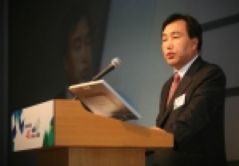삼성전자가 31일 제주도에서 개막된 `삼성4G포럼 2006'에서 본격적으로 4G 시대를 이끌어갈 미래 기술을 선보였다. 이기태 삼성전자 정보통신총괄 사장이 오프닝 행사에서