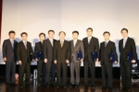 지난 30일 2006 인크루트 취업페스티벌 폐막식에서 '2006 대한민국 고용브랜드 대상' 수상식이 거행됐다. 왼쪽부터 우리은행 경영지원본부 김창호 부행장 ,포스