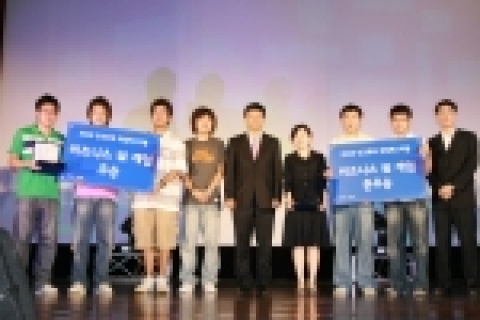 비즈니스 워 게임대회에 참가해 우수한 성적을 거둔 참가자들과 인크루트 이광석 대표(가운데) 
