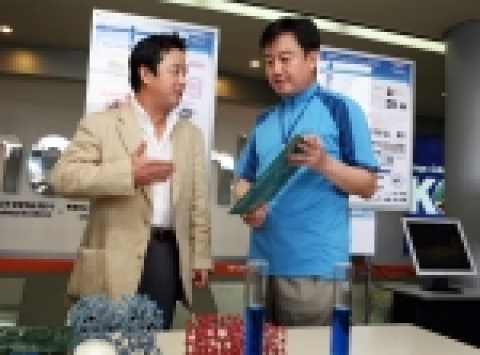 이웅열 코오롱그룹회장(사진 좌측)이 송석정 중앙연구원장(사진 우측)으로 부터 R&D 진행상황 및 결과에 관하여 이야기를 나누고 있다.