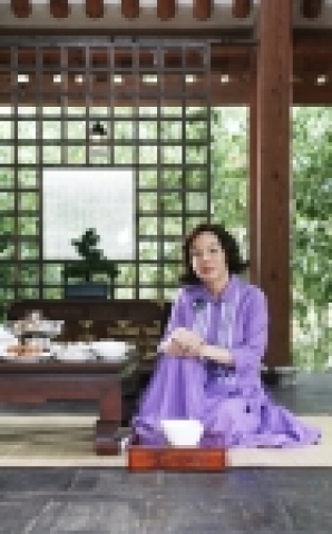 영화 <가문의 부활> 에서 30대 멋쟁이로 완벽 변신한 김수미