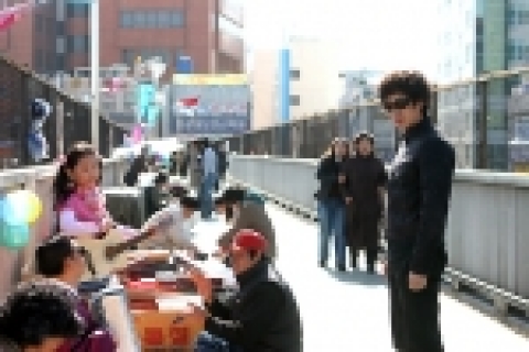 영화 &lt;예의없는 것들&gt; 에 나오는 트로트 신동의 장면