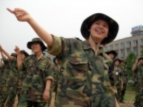청심국제중고 학생들이 해병대캠프 훈련중 꼭지점댄스를 배우고있다.
