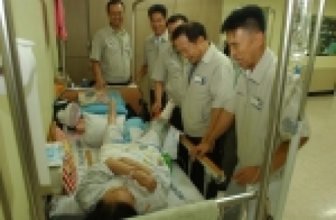 현대차 헌혈봉사회 회원들이 1일, 수술을 마친 후 회복치료를 받고 있는 한춘자씨를 찾아가 격려하고 있다