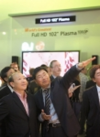 독일 베를린에서 열리고 있는 IFA 2006 전시회에서 노준형 정보통신부 장관이 3일 LG부스를 방문해 LG전자 독일법인장 김원대 상무의 안내로 디지털TV와 모바일TV폰을 살펴보고