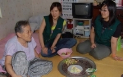 부산은행 지역봉사단 (단장 : 은행장 이장호)은 9월 2일 토요일에 어르신 생신상 차려드리기 등 봉사활동을 실시했다.
