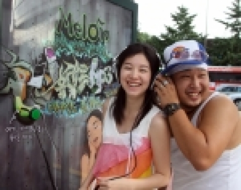 SK텔레콤(대표이사 사장 김신배, www.sktelecom.com)이 멜론 광고 컨셉을 지하철 역사와 버스 정류장에 구현, 일반인이 광고면에 이어폰을 꽂고 음악을 감상할 수 있는 