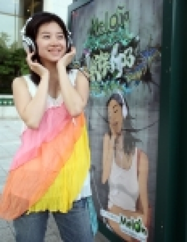 SK텔레콤(대표이사 사장 김신배, www.sktelecom.com)이 멜론 광고 컨셉을 지하철 역사와 버스 정류장에 구현, 일반인이 광고면에 이어폰을 꽂고 음악을 감상할 수 있는 