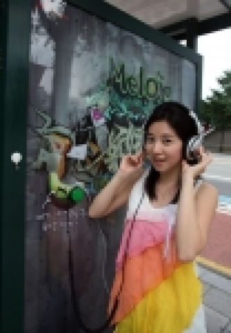 SK텔레콤(대표이사 사장 김신배, www.sktelecom.com)이 멜론 광고 컨셉을 지하철 역사와 버스 정류장에 구현, 일반인이 광고면에 이어폰을 꽂고 음악을 감상할 수 있는 