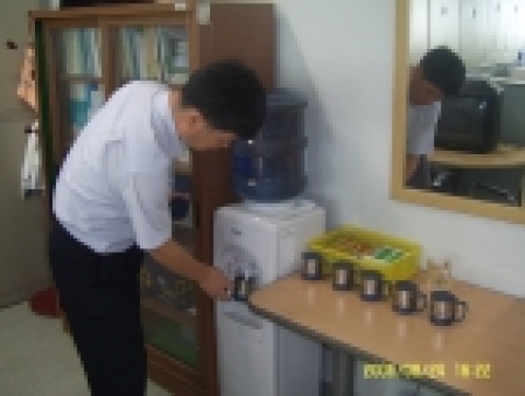 한국철도공사는 지난달 초부터 ‘자기 컵 갖기 운동’을 펼쳐 하루 십만여개의 종이컵을 아끼고 있다.