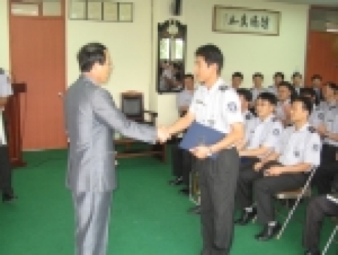 청송직업훈련교도소(소장 이상승)는 2006. 9. 4(월) 미인대칭비비불 캠페인운동의 일환인 이달의 미소상을 시상