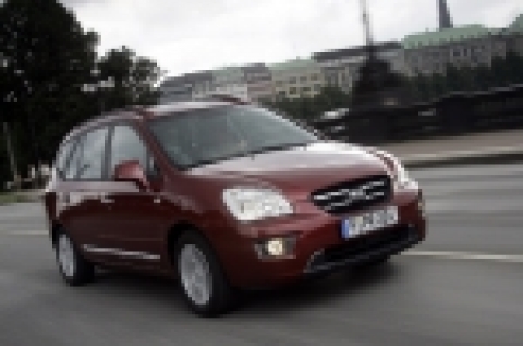 기아자동차는 최근 유럽 및 아중동 지역 자동차 전문기자단 320명을 독일 함부르크 지역으로 초청해 이달부터 해외시장에 본격 판매에 들어가는 『뉴카렌스』의 대규모 현지 시승회를 개최