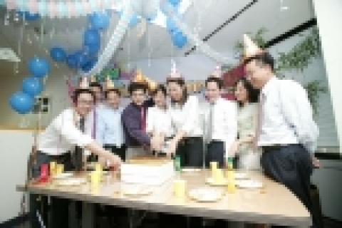 르노삼성자동차 직원들이 사무실을 예쁜 꽃장식과 풍선으로 꾸미고 기념케익을 자르며 창립 6주년을 자축하고 있다.