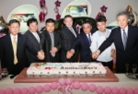 르노삼성자동차 장 마리 위르띠제 사장(한가운데)을 비롯한 임직원들이 기흥 테크니컬센터 본관에서 창립 6주년을 축하하는 기념 케익을 자르고 있다.