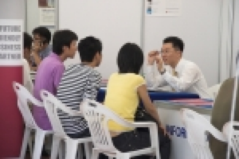 취업과 관련하여 궁금한 사항을 문의중인 대학생들...