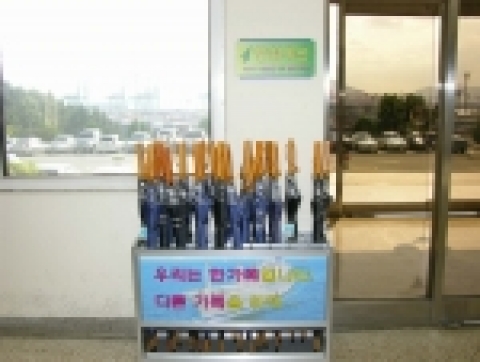 한국해양수산연수원에서는 갑작스런 우천시 고객의 편의를 도모하기 위하여 양심우산을 비치하고 있다.