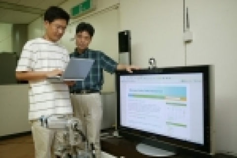 ETRI 지능형로봇연구단 연구원들이 이번에 개발한 시맨틱 웹 기반의 온톨로지·규칙 추론기능이 내장된 엔진인 ‘보쌈(Bossam)’ 프로그램 앞에서 시연하고 있다.