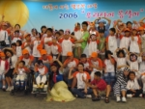 사회복지법인 세이브더칠드런은 한화와 공동으로 장애아동과 비장애아동이 함께하는 통합여름캠프를 오는 9월 5일부터 15일까지 3차에 걸쳐 설악과 경주에 있는 한화리조트에서 개최한다.