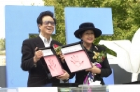 2001년 제6회 부산국제영화제에서 배우 최은희씨와 함께 핸드프린팅 하는 장면.