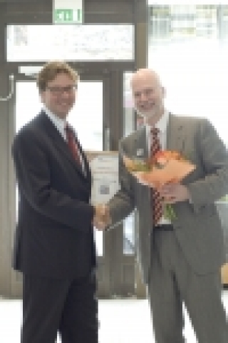 삼성전자 스웨덴 법인의 Marketing director인 Lars Reinius氏가 TCO회장 Jan Rudling氏로부터 TCO'06 인증확인서와 함께 축하를 받고 있
