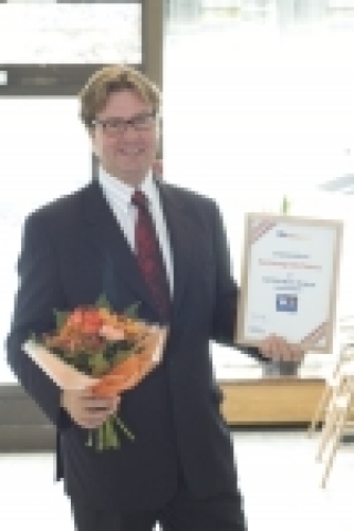 삼성전자 스웨덴 법인의 Marketing director인 Lars Reinius氏가 TCO'06 인증확인서를 들고 기뻐하고 있다.