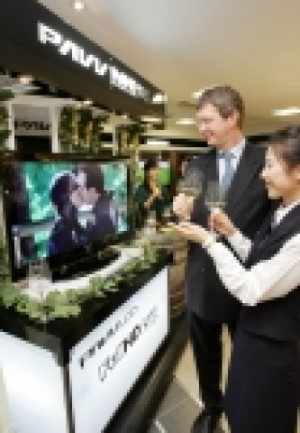 삼성전자 파브의 풀HD TV '모젤' 출시기념 행사장을 찾은 방문객들이 한독상공회의소  회장 Vogel씨와  모젤와인을 마시며 모젤TV의 화질을 감상하고 있다.