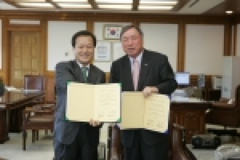 토지공사는 9월 7일 오전 환경재단과 “친환경 놀이터 조성사업”에 관한 약정서를 체결하였다.