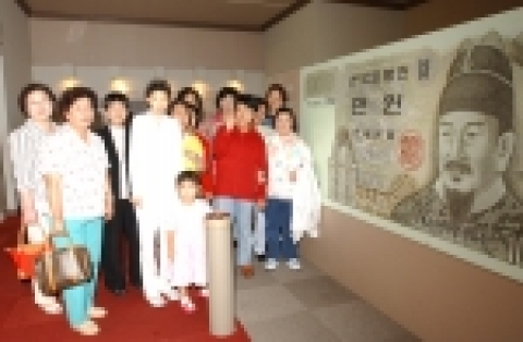 한국조폐공사(사장 李海成, www.komsco.com)는 2006. 9. 7.(목) 오전 10시 서울시 서초구 양재2동 소재 지체장애인 보호시설 장애인 30여명을 초청, 본사 화폐