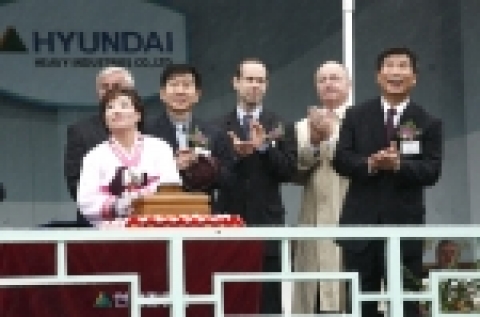 왼쪽 앞이 노조위원장 부인 조미숙씨, 뒷줄 오른쪽 첫번째 최길선 사장, 4번째 김성호 노조위원장, 5번째 얼굴가린 사람이 독일 뮐러 이사회의장