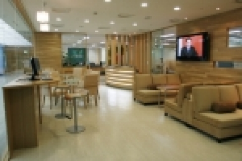 11일 대한투자증권(사장 조왕하)이 증권과 펀드를 전문으로 하는 증권전문 영업점인 ‘역삼지점(지점장 최호철)’을 개점하면서 카페테리아 분위기를 연출한 영업점을 오픈해 눈길을 끌고 