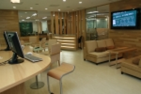 11일 대한투자증권(사장 조왕하)이 증권과 펀드를 전문으로 하는 증권전문 영업점인 ‘역삼지점(지점장 최호철)’을 개점하면서 카페테리아 분위기를 연출한 영업점을 오픈해 눈길을 끌고 