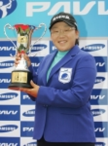 PAVV 인비테이셔널 우승자 신지애가 트로피를 들어 보이고있다